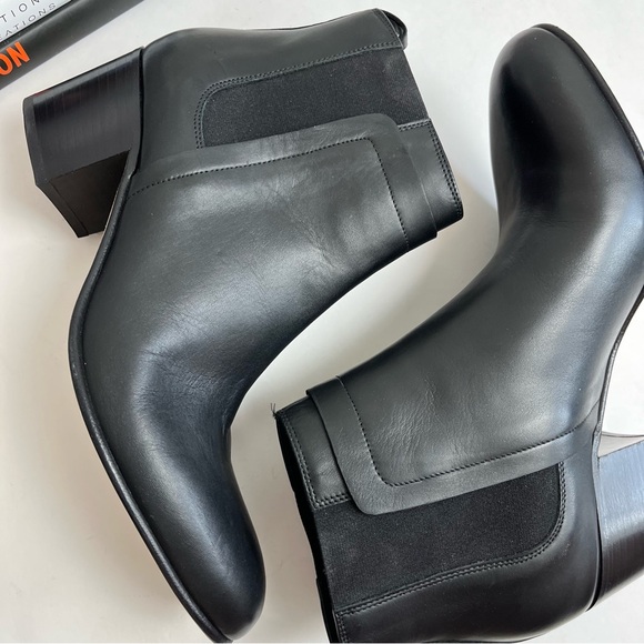 NEW VINCE Boots Hallie Leather Ankle Chelsea Bootie - Picture 3 of 16